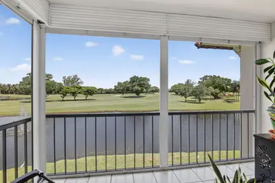 9923 S Hollybrook Lake Drive 305, Pembroke Pines – Condominium for sale