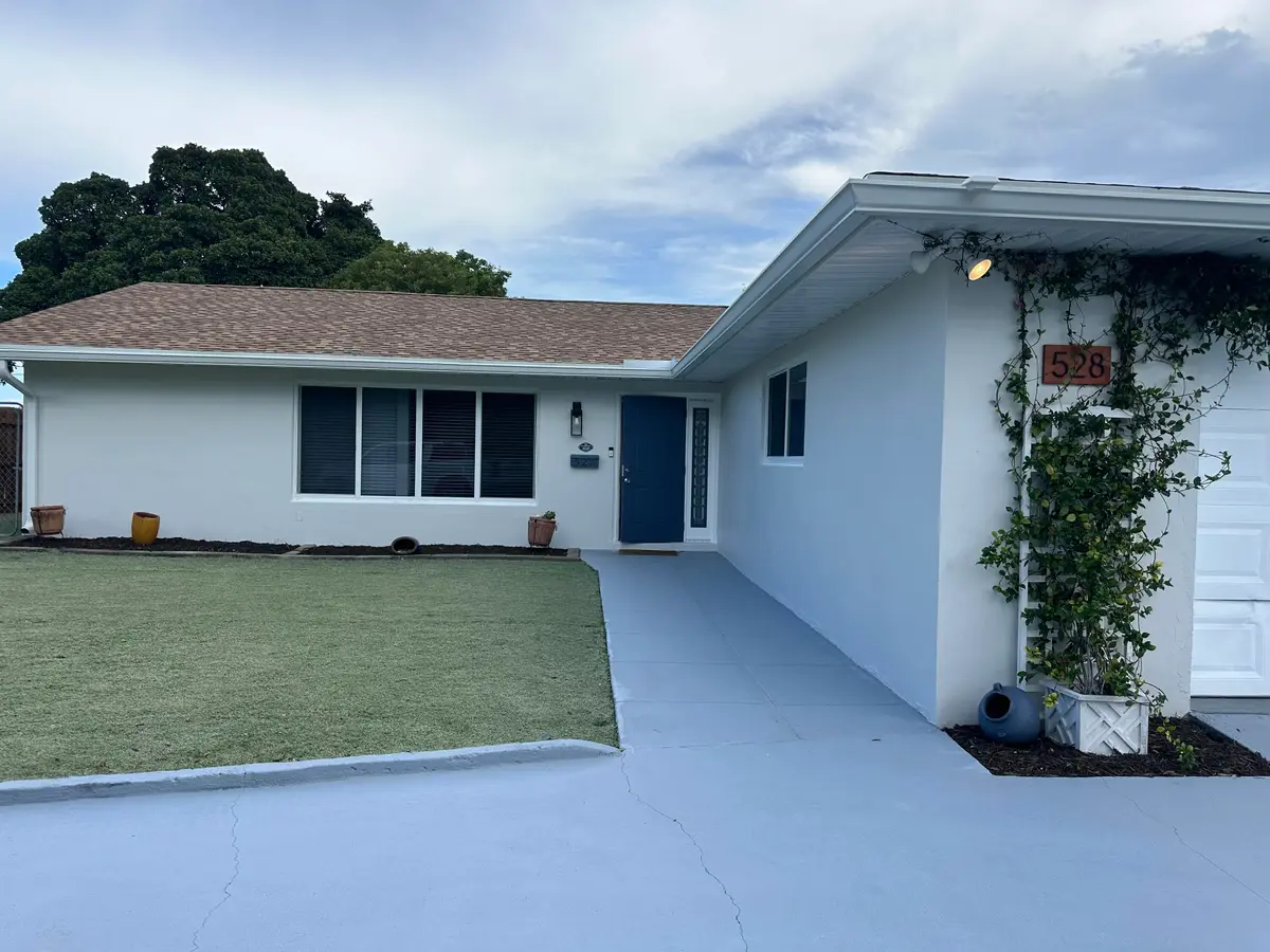 Front of house at 528 Date Palm Drive, Lake Park
