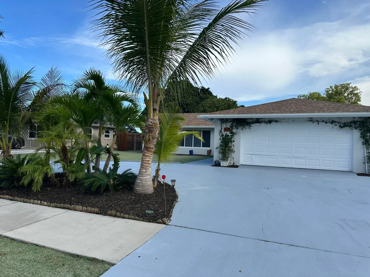 Front of house at 528 Date Palm Drive, Lake Park