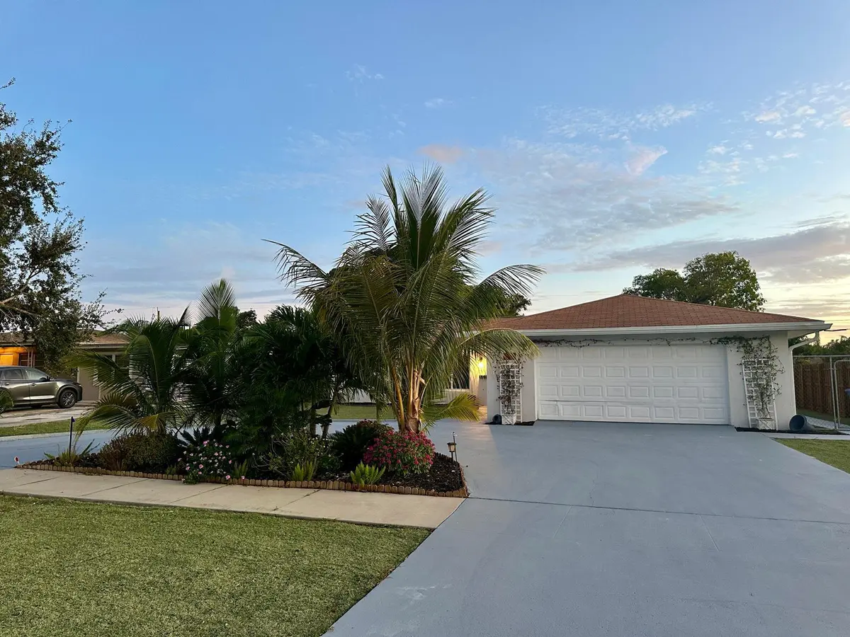 Front of house at 528 Date Palm Drive, Lake Park