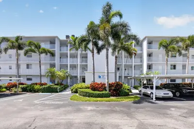 689 NE 6th Court 4030, Boynton Beach – Condominium for sale
