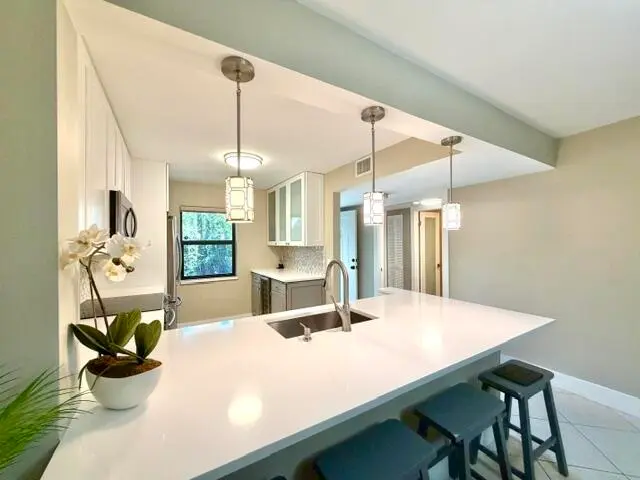Attractive white quartz tops at 22148 Palms Way 101, Boca Raton