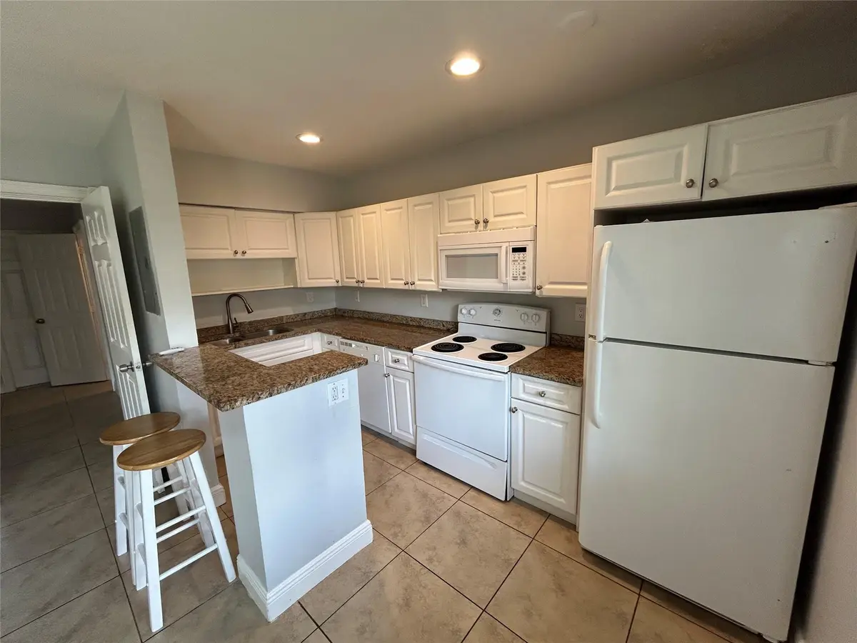 Photo 2 at 921 NE 17th Avenue 2, Fort Lauderdale