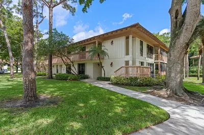 200 Brackenwood Terrace, Palm Beach Gardens – Condominium for sale