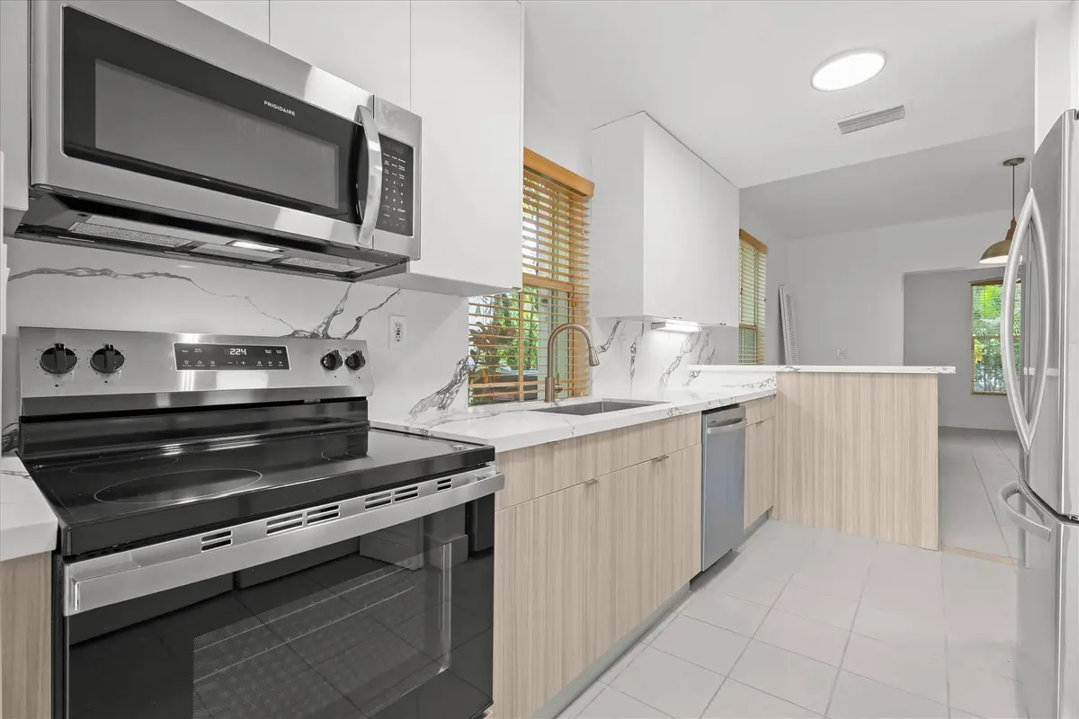 19560024-12 at 3611 SW 37th Avenue 19, Coconut Grove