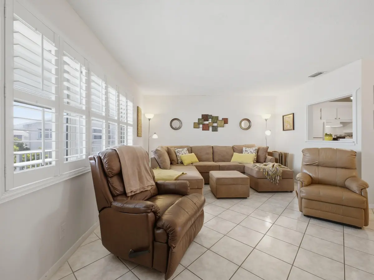 Living at 350 Horizons 302, Boynton Beach