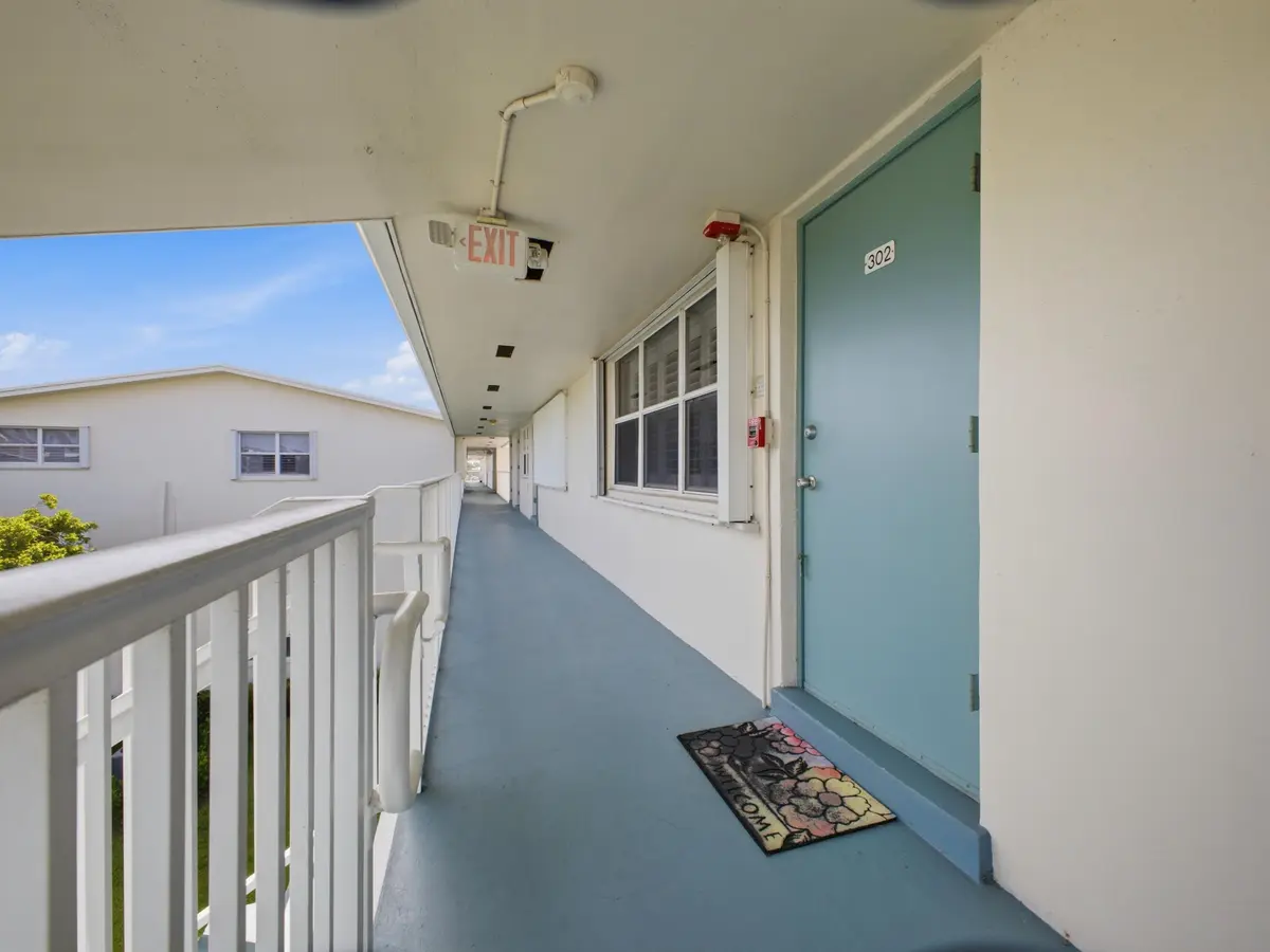 Unit Entry at 350 Horizons 302, Boynton Beach