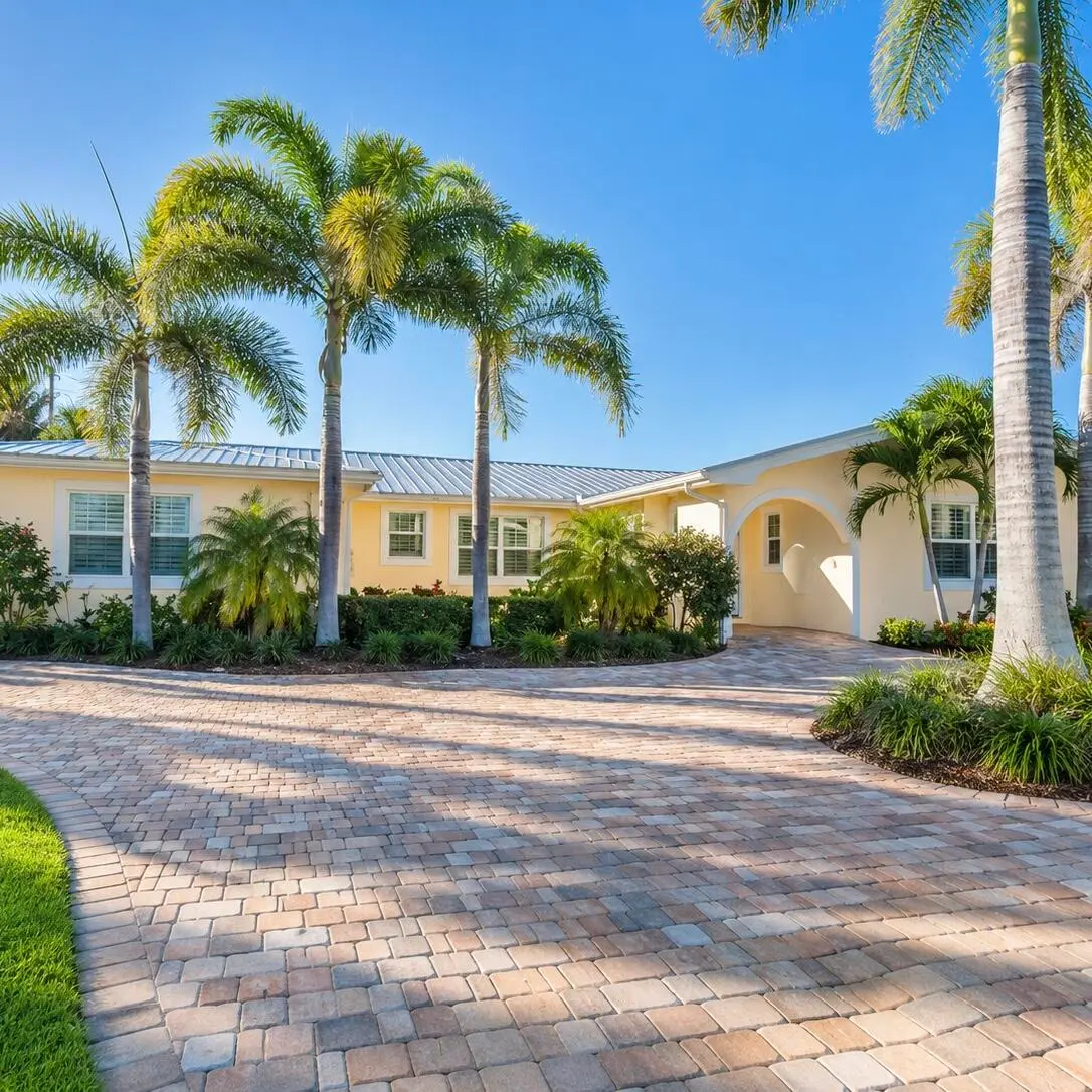 Front View at 1023 NW SPRUCE RIDGE Drive, Stuart