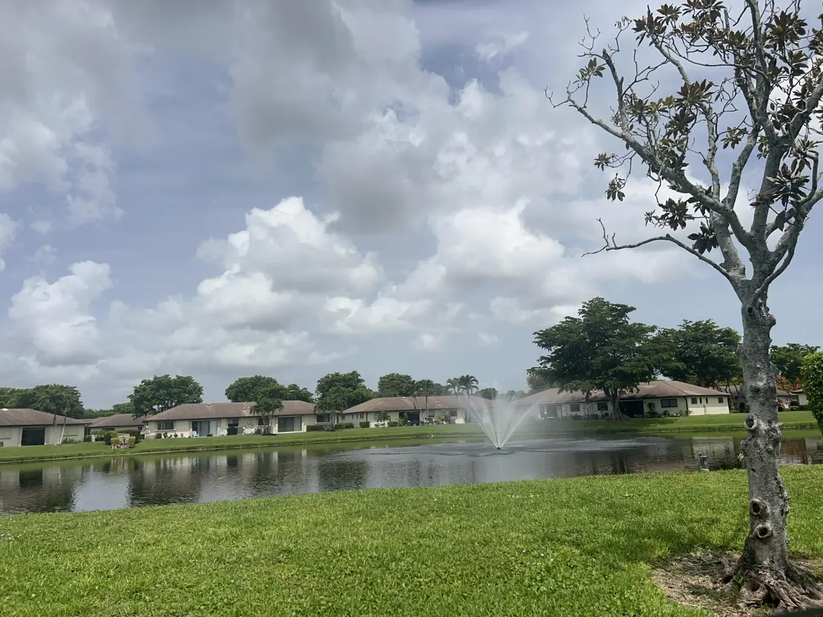 Water fountain at 4882 Equestrian Circle A, Boynton Beach