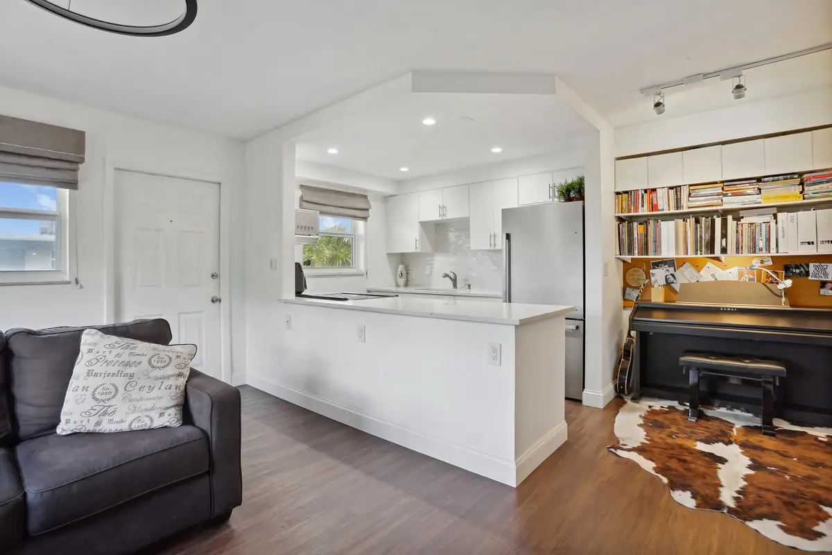 Living Area at 306 NE 1st Avenue 210, Boynton Beach