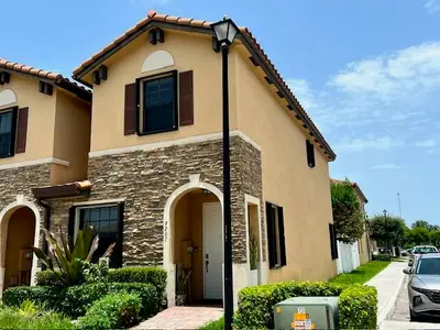 9207 W 33rd Lane, Hialeah – Townhouse for sale
