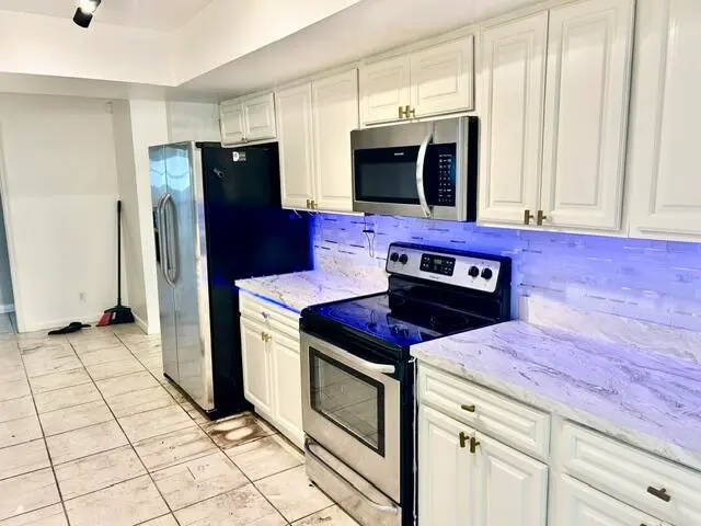 IMG_1035 at 5371 NE 17TH Terrace, Fort Lauderdale