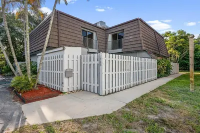 1980 NE Dixie Highway, Jensen Beach – Townhouse for sale