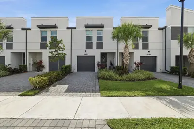 5650 Enclave Drive, Mangonia Park – Townhouse for sale