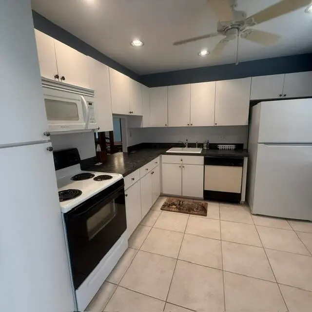 kitchen at 166 Lake Meryl Drive, West Palm Beach