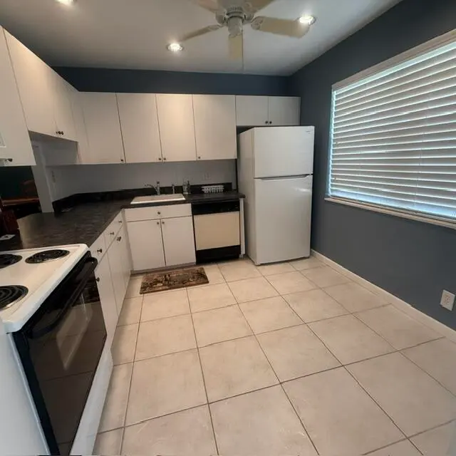 frig at 166 Lake Meryl Drive, West Palm Beach