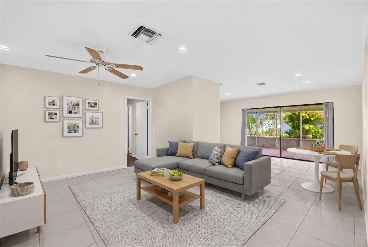 02-living room vrs at 10100 NW 71st Place, Tamarac