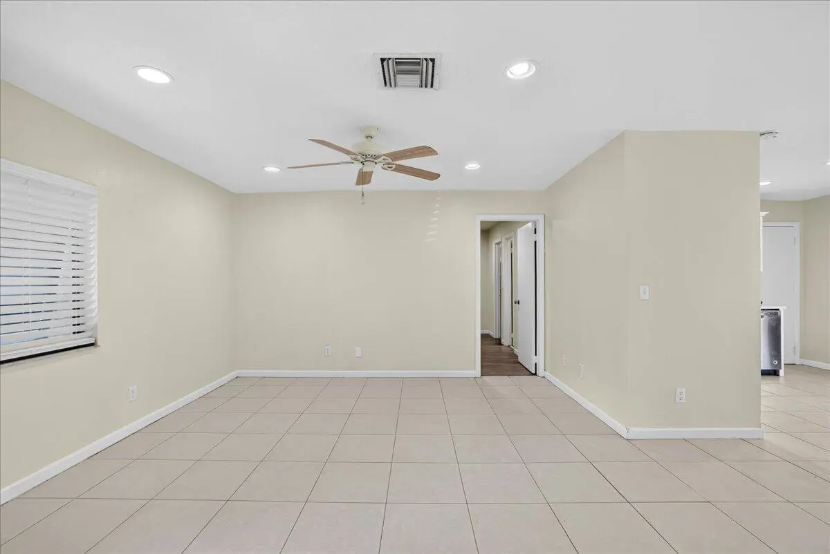 04-8I8A5912 at 10100 NW 71st Place, Tamarac