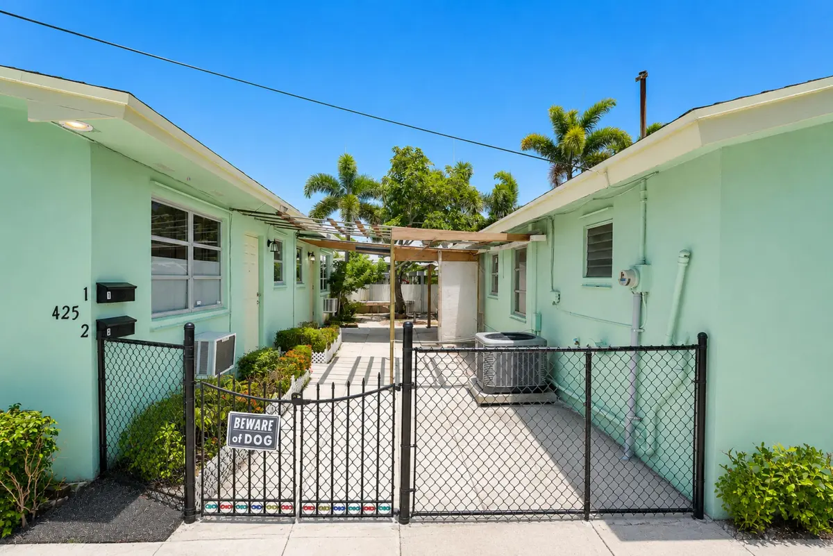 CourtYard at 425 CHURCHILL Road, West Palm Beach