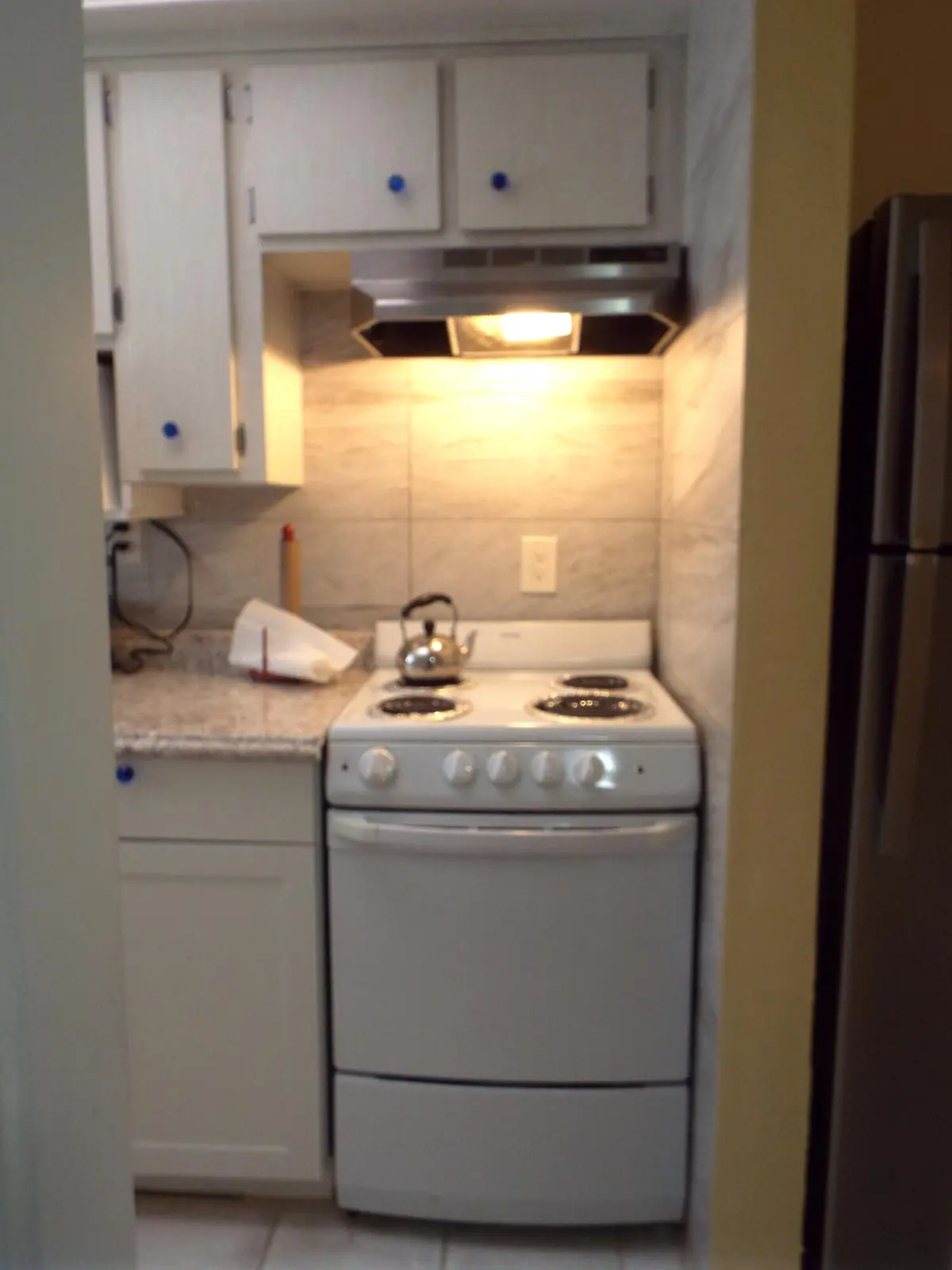 Electric Stove at 605 N Riverside Drive 12A, Pompano Beach