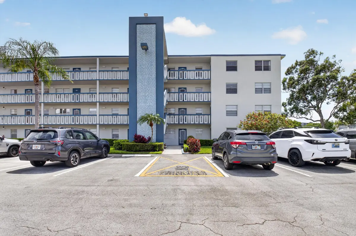 Front of Building at 4022 Lincoln B, Boca Raton
