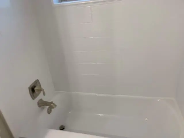 Relaxing bathtub at 4250 NW 21st Avenue, Oakland Park