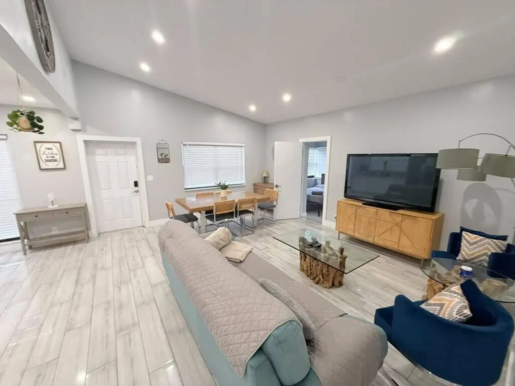 Living2 at 371 Kentucky Avenue, Fort Lauderdale