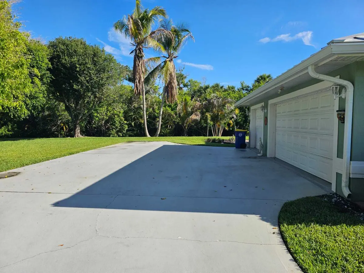 Exterior Large Driveway at 8289 SE PILOTS COVE Terrace, Hobe Sound