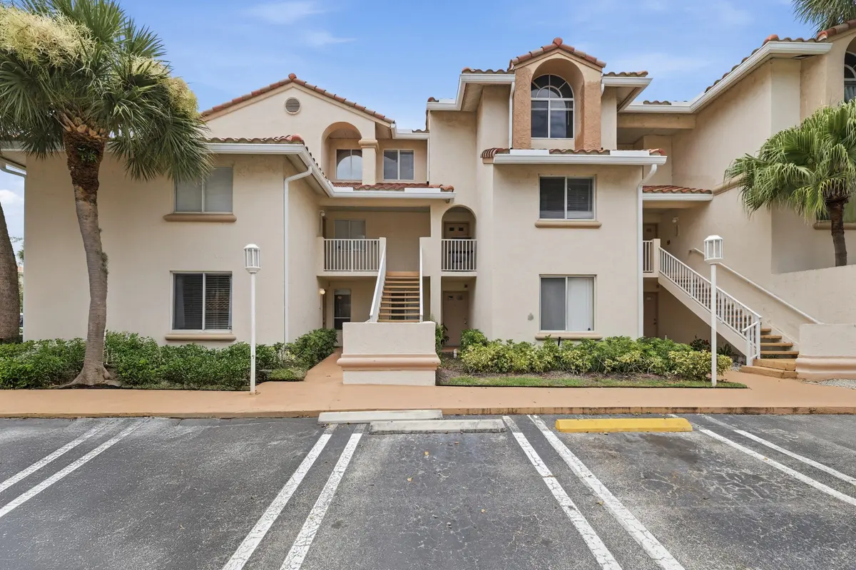 Front of Structure at 20101 Glenmoor Drive, West Palm Beach