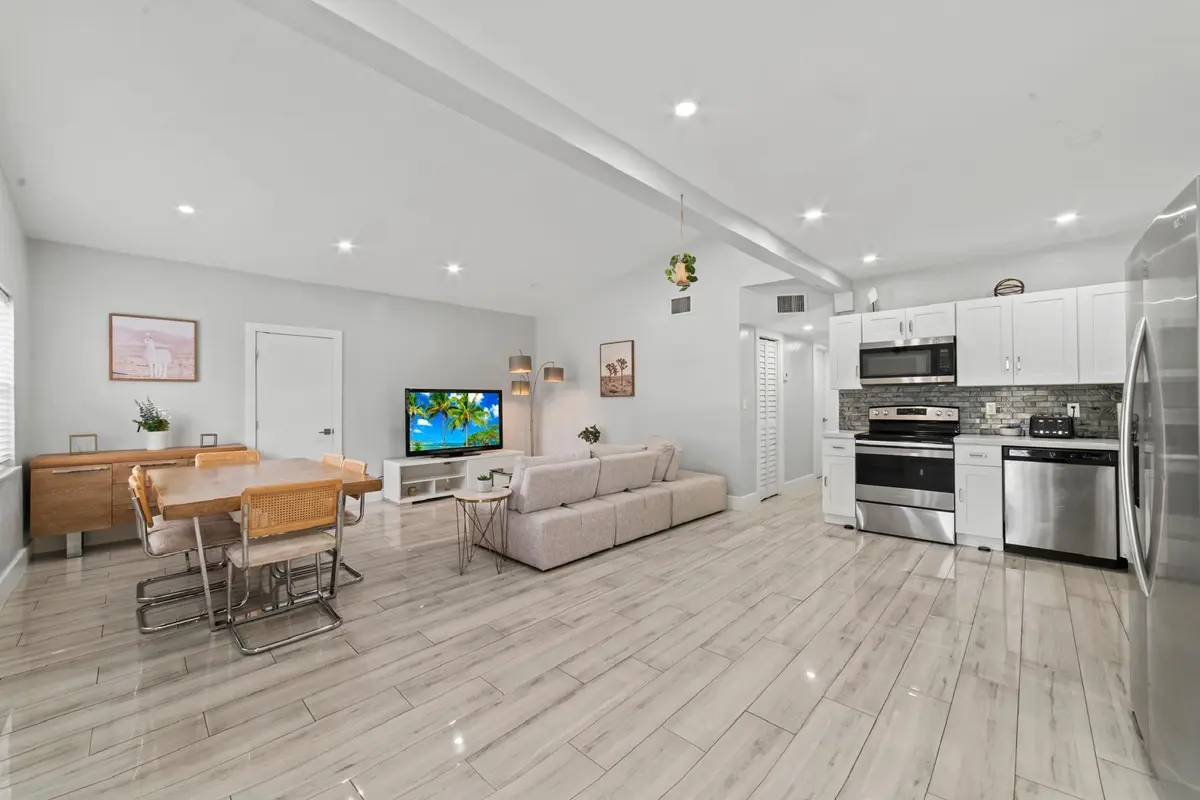 living at 371 Kentucky Avenue, Fort Lauderdale
