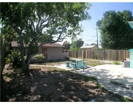 Spacious Yard at 1015 S K Street, Lake Worth Beach