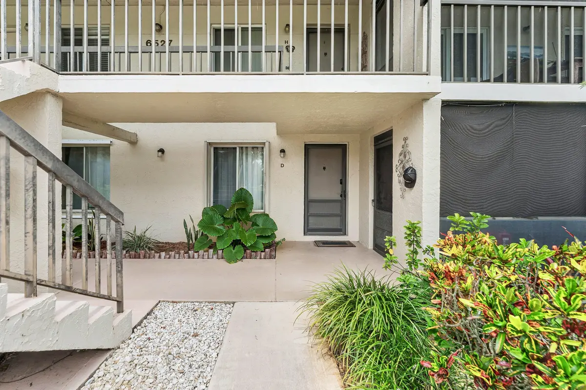 Entry Walkway at 6527 Chasewood Drive G, Jupiter