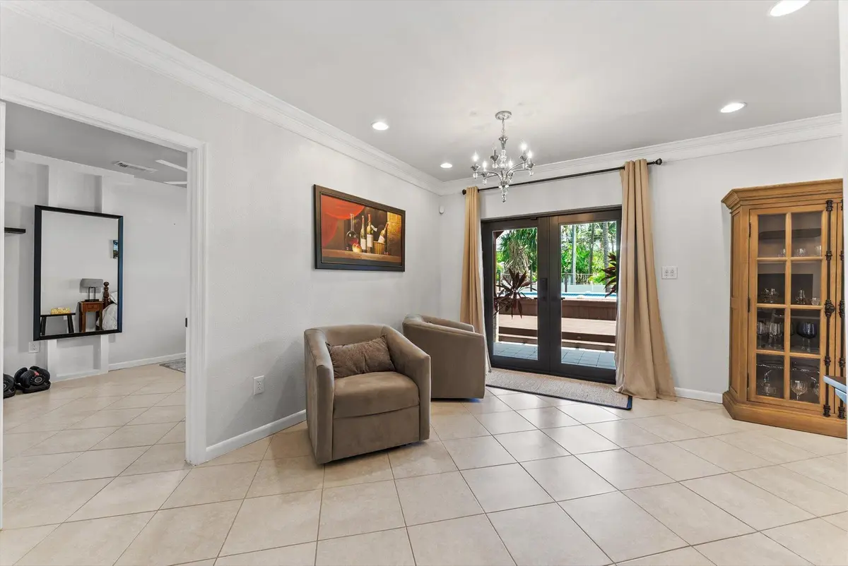 sitting area at 728 NE 9TH Avenue, Boynton Beach