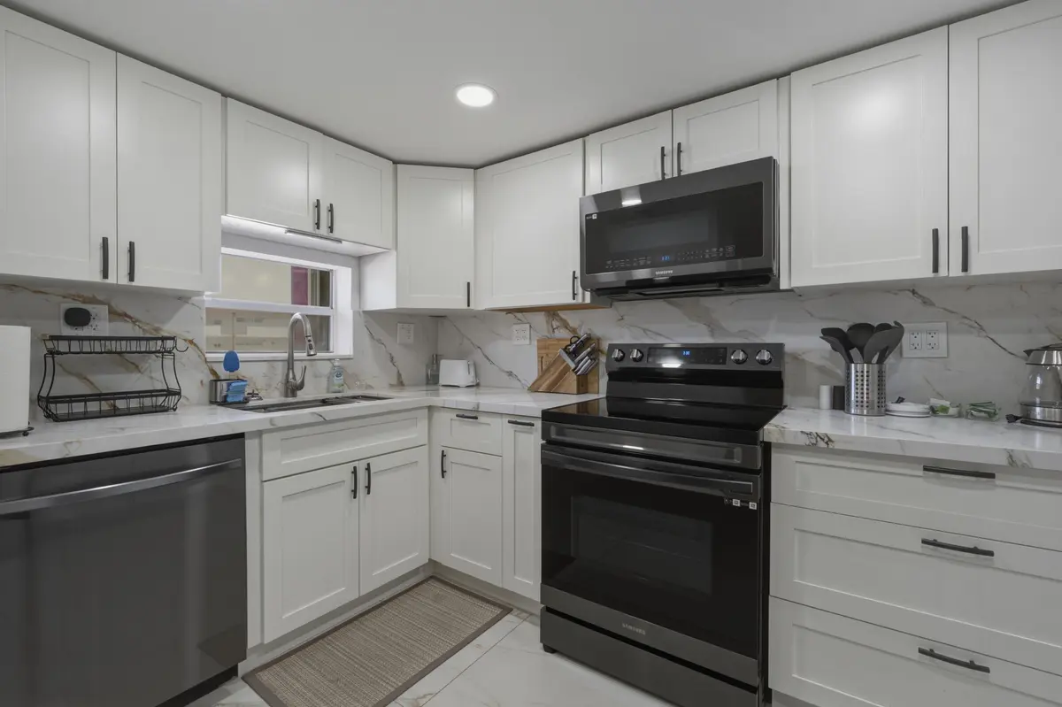 2. Kitchen USE at 9823 S Hollybrook Lake Drive 206, Pembroke Pines