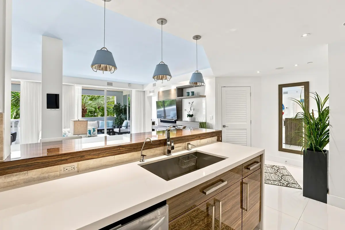 018_9AV8 at 17100 N Bay Road 1401, Sunny Isles Beach