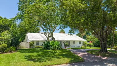 15 W HIGH POINT Road, Sewalls Point – Single Family Residence for sale