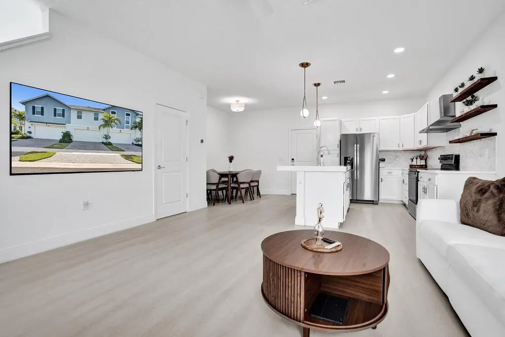 Living Rm at 4508 Longwood Lake Square, Westlake