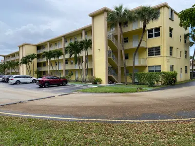 9949 Sandalfoot Boulevard 529, Boca Raton – sold