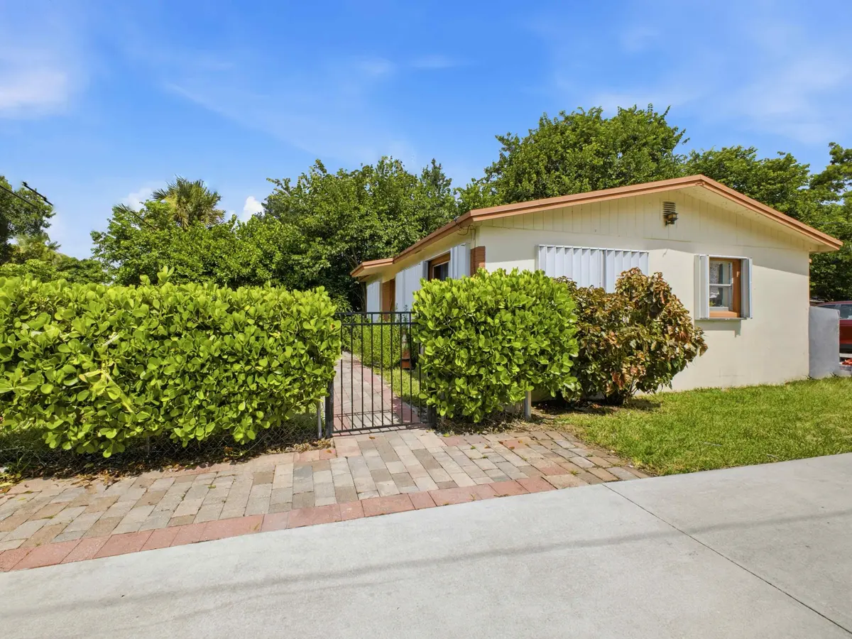 Front fenced at 4626 SCHALL Road, Schall Circle