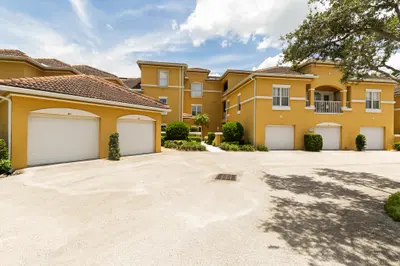 5015 Fairways Circle 305, Vero Beach – sold