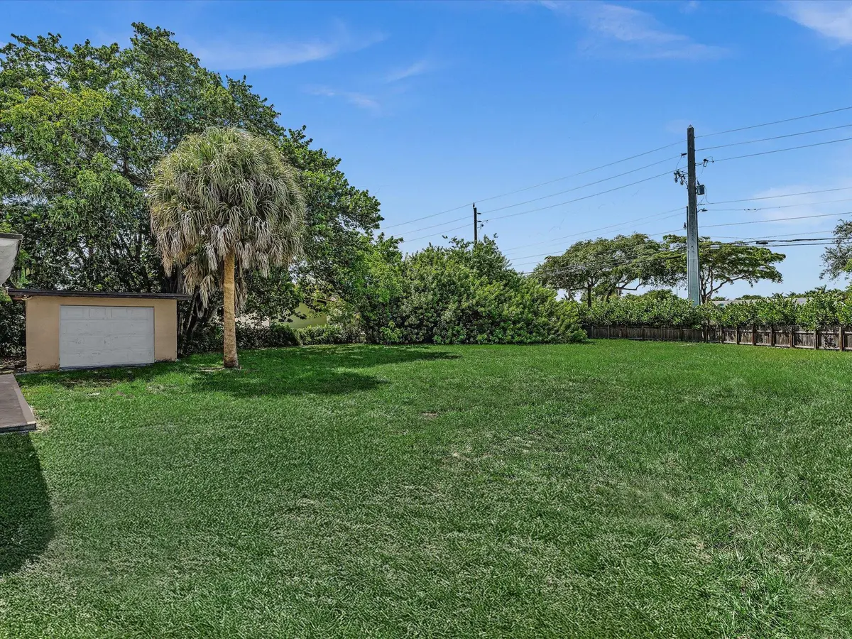 Yard at 4400 W BROWARD Boulevard, Plantation