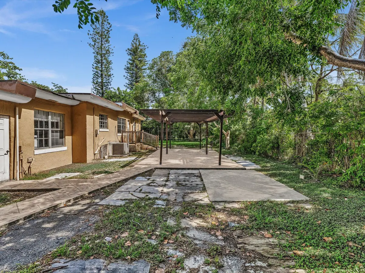 Yard at 4400 W BROWARD Boulevard, Plantation