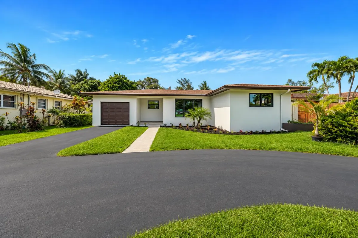 Front drive at 127 Calle Largo Drive, Hollywood