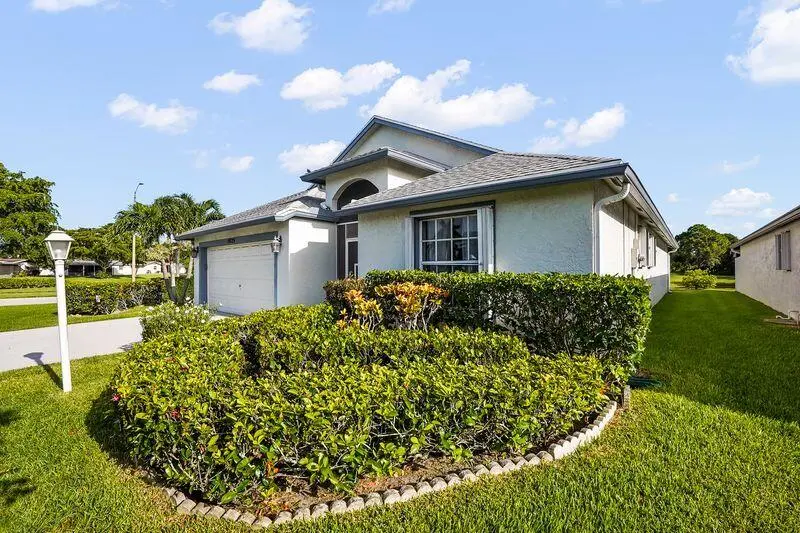 5025 FRONT SIDE YARD at 5025 Robino Circle, West Palm Beach