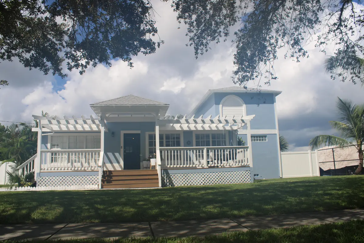 Front Ext at 475 Seabrook Road, Tequesta