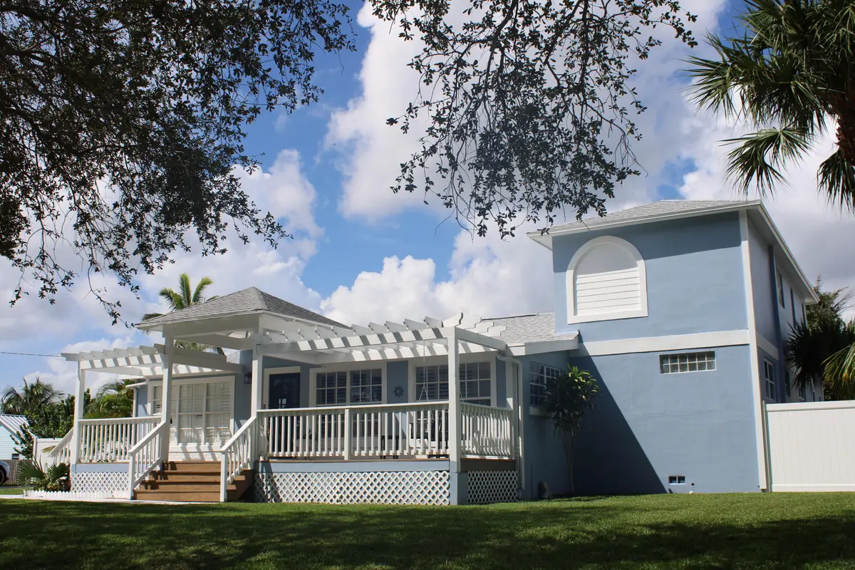 front right side at 475 Seabrook Road, Tequesta