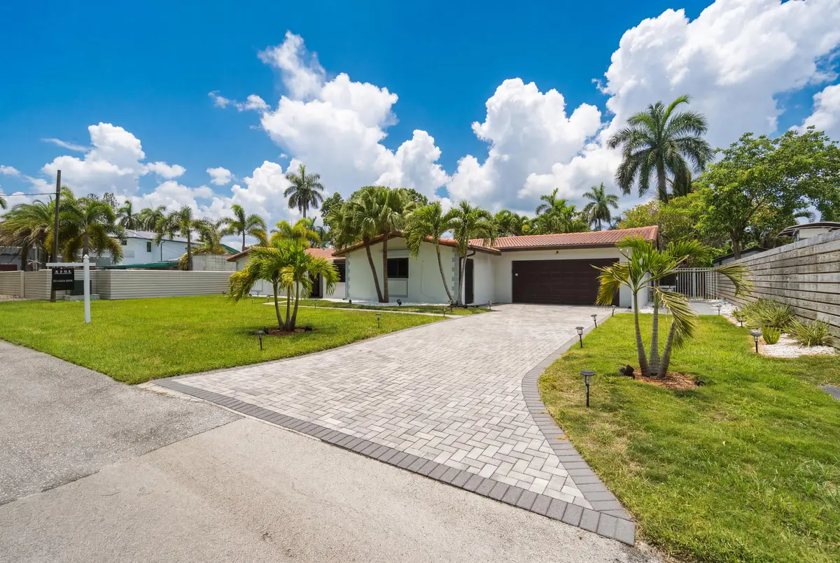 photo_reedit_0682774d at 2587 SW 30TH Avenue, Fort Lauderdale