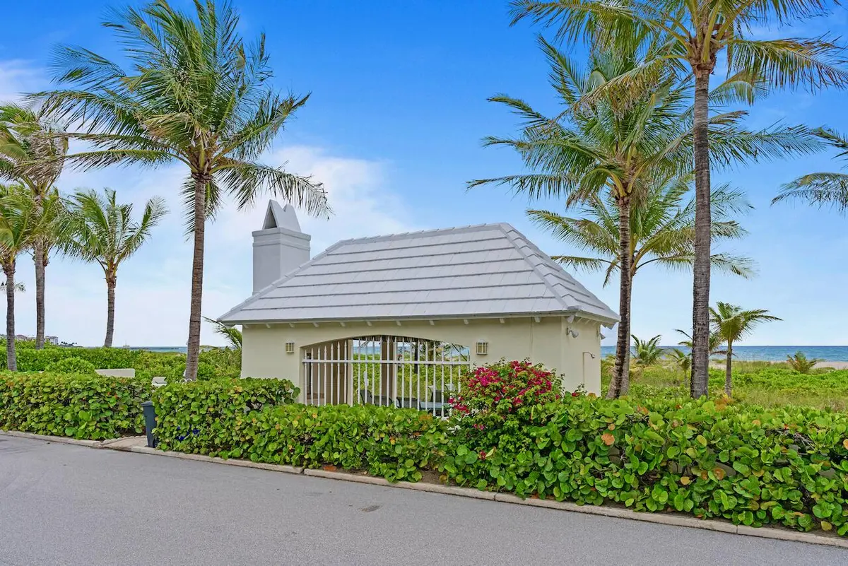 Oceanfront Cabana Access at 1421 N LAKE Way, Palm Beach