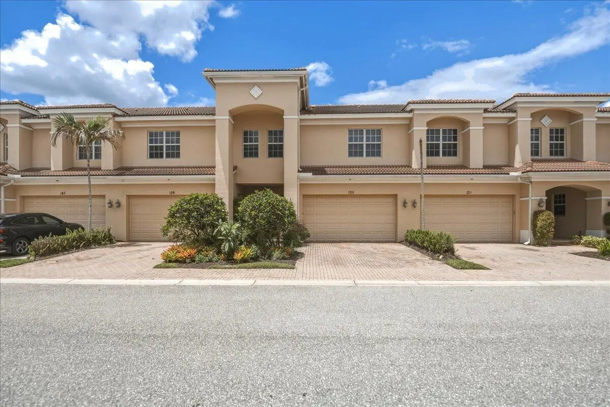 Front at 135 SW WALKING Path, Stuart