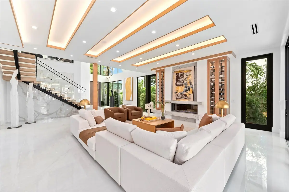 Photo 5 at 24 Fiesta Way, Fort Lauderdale